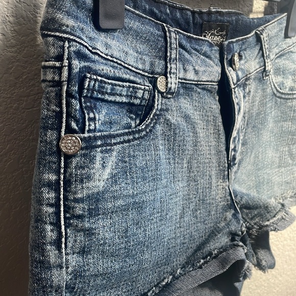 Jane Doe Jean shorts - Picture 3 of 6